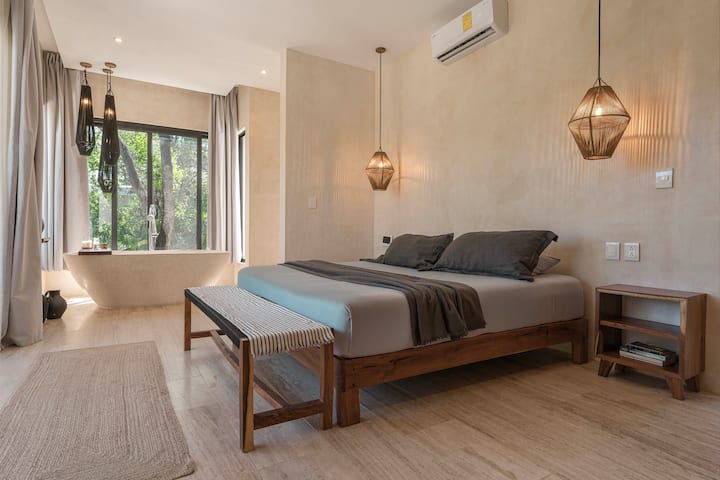 Hlavná suita na hornom poschodí s posteľou veľkosti King, vlastnou kúpeľňou, vaňou v balijskom štýle. Dvojitá skriňa
Apartmán na 1. poschodí s manželskou posteľou veľkosti King a vaňou v balijskom štýle, 2 skrinkami a súkromnou toaletou. Prístup na balkón