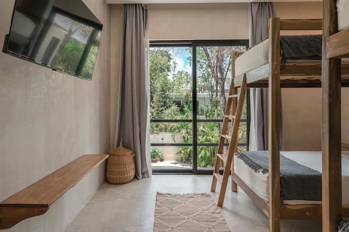 Útulná spálňa na druhom poschodí s 2 poschodovými posteľami, kapacita pre 4 osoby, vybavená 42-palcovou inteligentnou TV, vlastnou kúpeľňou a minibarom.
Útulná izba na druhom poschodí s 2 poschodovými posteľami pre 4 osoby, 42-palcovou inteligentnou TV, vlastnou kúpeľňou a minibarom.