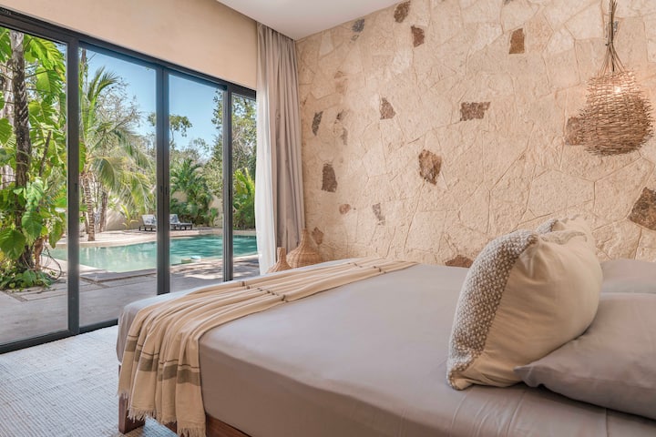 Veľká spálňa na prízemí s manželskou posteľou, vlastnou kúpeľňou, prístupná pre invalidné vozíky, šatník, trezor a minibar.
Priestranná izba na prízemí s manželskou posteľou King, vlastnou kúpeľňou, šatníkom, prístupom pre invalidný vozík, trezorom a minibarom.