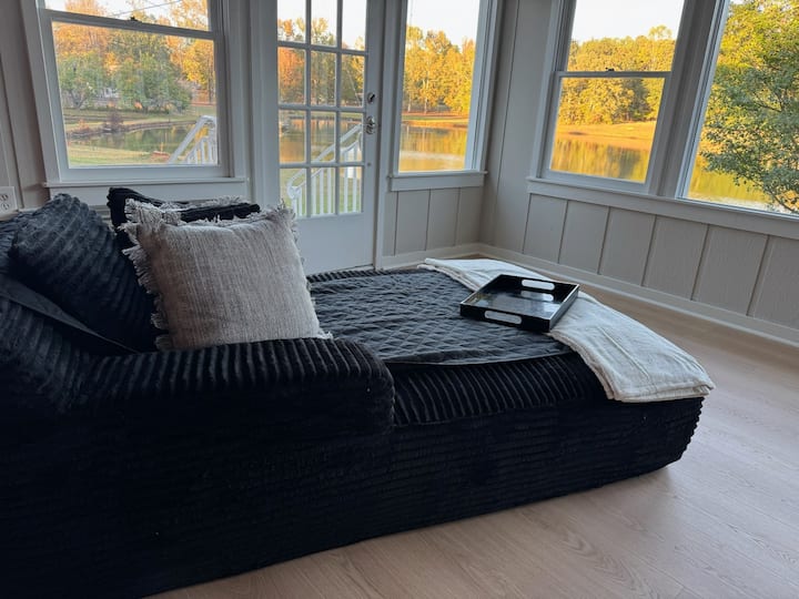 El solárium contiene el cuarto dormitorio, que es una cama futón. 