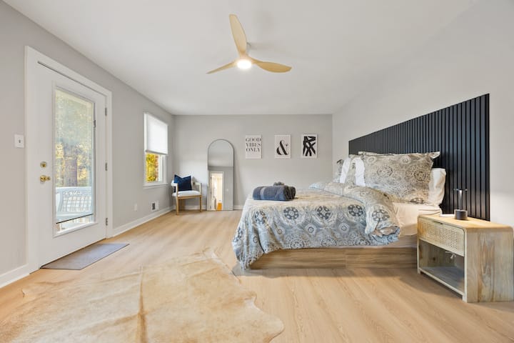 Amplio baño principal con terraza privada con vistas al sereno lago. La ducha está equipada con un panel de torre con muchas características, como una ducha de lluvia con doble filtro, 6 chorros corporales, un pulverizador de mano y mucho más.  