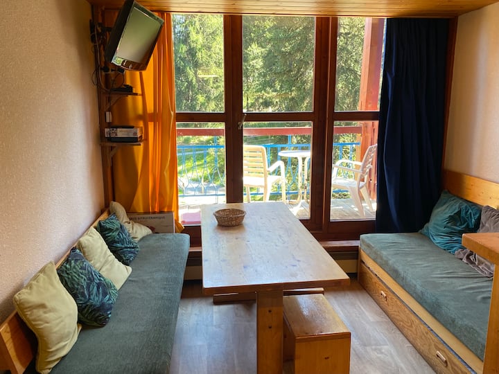 โต๊ะ 6/7 ที่นั่งพร้อมเก้าอี้สตูล 3 ตัวและที่นั่งจากโซฟาทางซ้ายมือ โซฟาเบดอยู่ทางขวามือ 