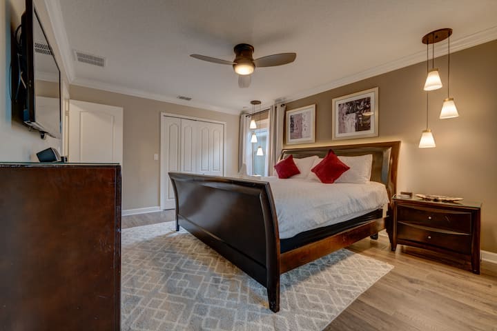 优雅的特大号卧室，适合成人入住