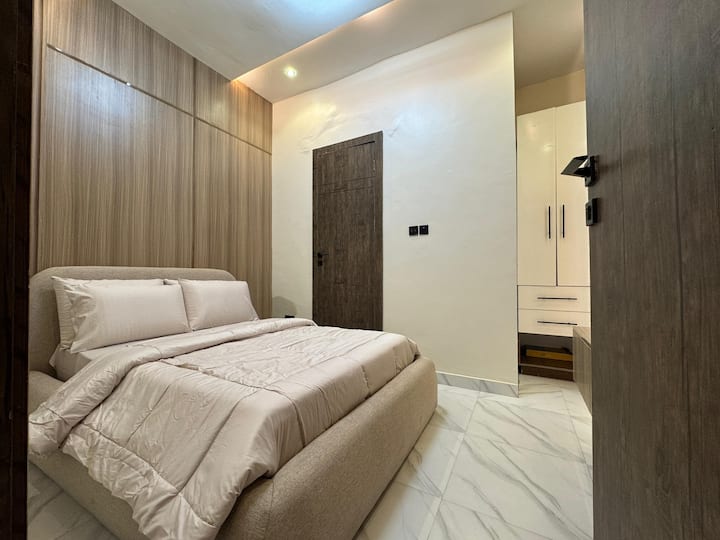 ️ Dormitorio acogedor con tocador y armario
Relájese con estilo en una cama lujosa con un edredón suave y mucho espacio para guardar sus cosas: su refugio tranquilo después de un largo día.