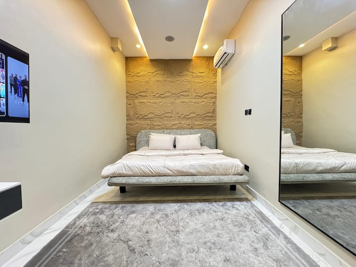 ️ Dormitorio acogedor para noches de descanso
Relájese en un espacio cálido y acogedor con una cama lujosa, una iluminación suave y tonos relajantes: su lugar perfecto para descansar y recargar energías.