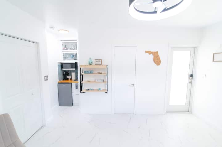 Cozy Coastal Studio Short Walk To The Beach - Hollywood, FL