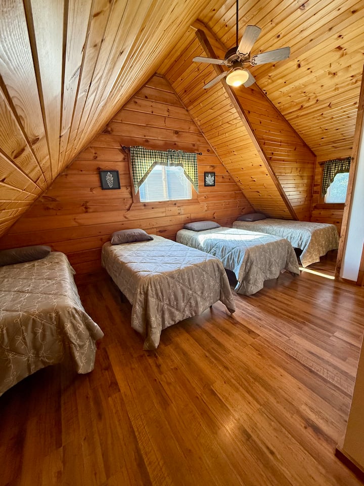 阁楼，配备4张单人床和全功能卫生间