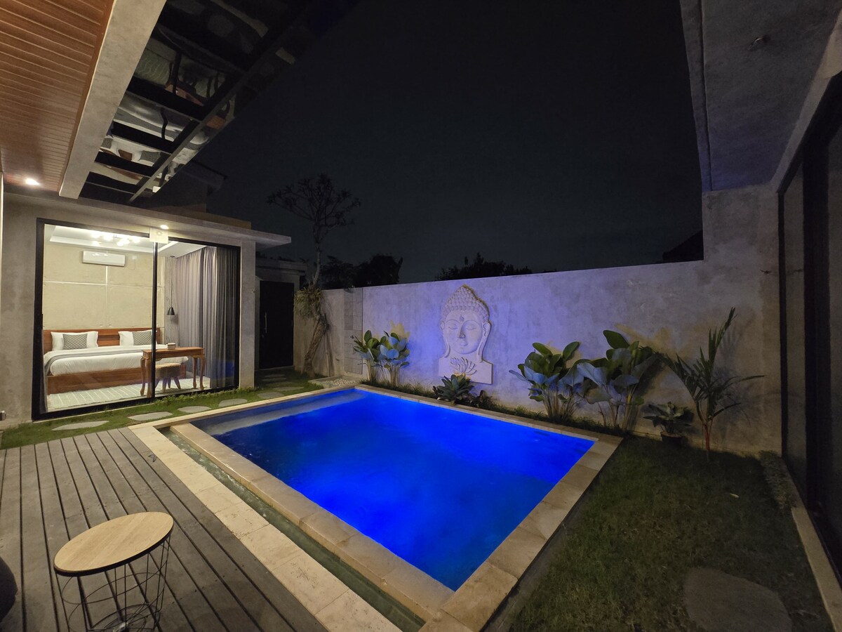Home in Kuta Utara · 2 bedrooms · 2 beds · 2 private baths, Airbnb comparable