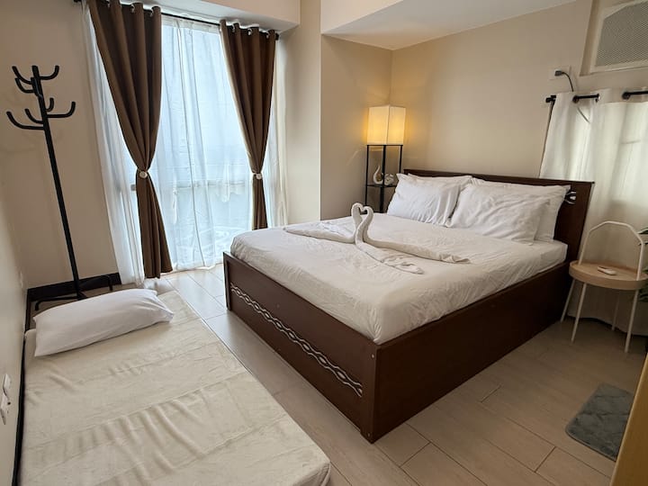 ห้องนอนใหญ่มีห้องน้ำและอ่างอาบน้ำ
มีที่นอนเสริมให้ตามคำขอ