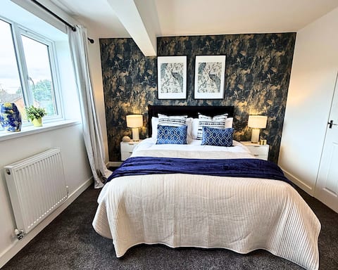 Cosy Staff: Large 6-bedroom Detached house