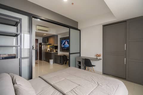 Stylish 1BR Urban Stay @ West Vista | Near Airport