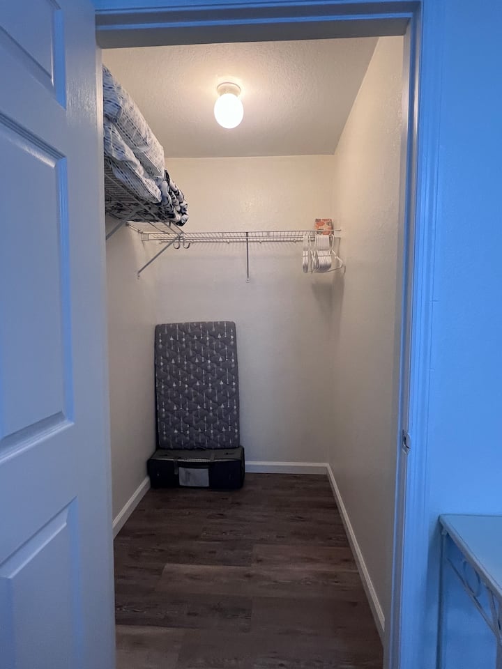 Šatník s prístupom do spálne s detským ohrádkom č. 2