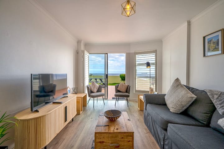Beachfront Apartment - Amazing Sea Views & Garden - Parklands, Cape Town