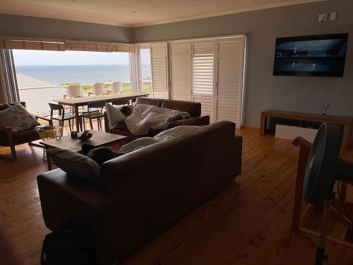 Uninterrupted Sea View With Inside Braai.
Solar! - Kleinmond