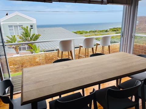 Uninterrupted sea view with inside braai.
Solar!