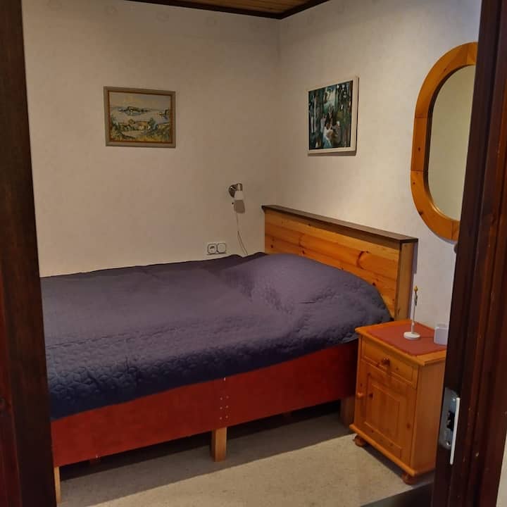 Druga spavaća soba s krevetom 140 x 200 cm, malim zidnim ormarićem i malom komodom 