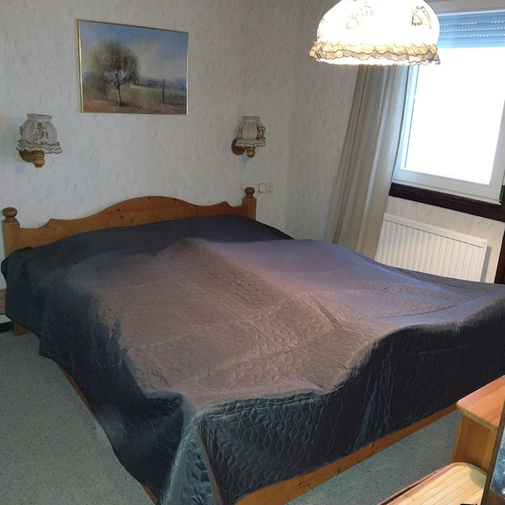 Spavaća soba s bračnim krevetom (madraci 2 × 80 × 200 cm), velikim ormarom i komodama s dovoljno prostora za pohranu