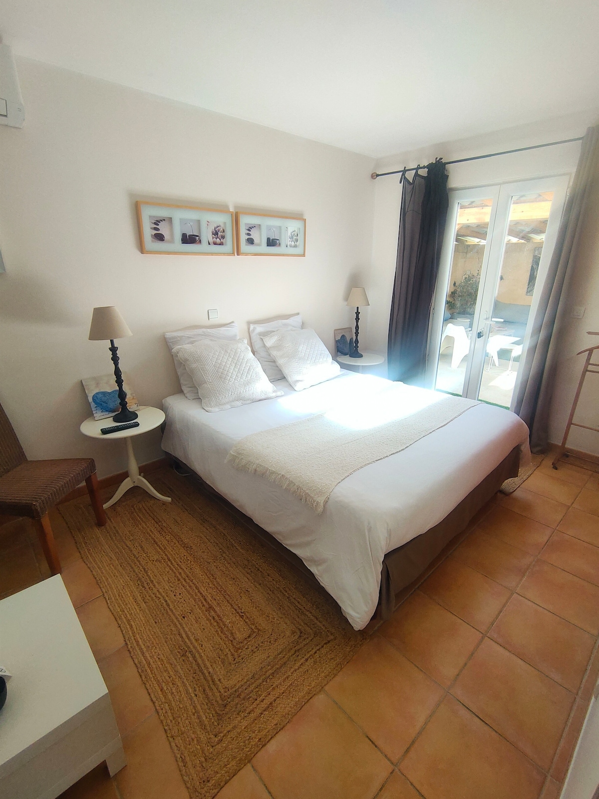 غرفة نوم مكيفة الهواء مع تلفزيون، تطل على تراس خاص بمساحة 70 مترًا مربعًا 