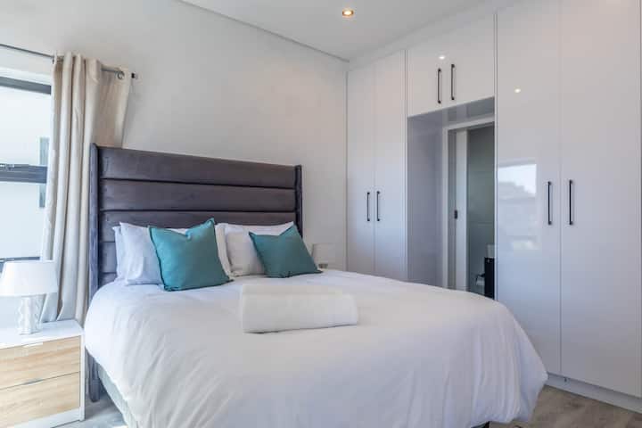 Главната спална соба има удобен брачен кревет (широк 150 – 179 см) и сопствена бања.