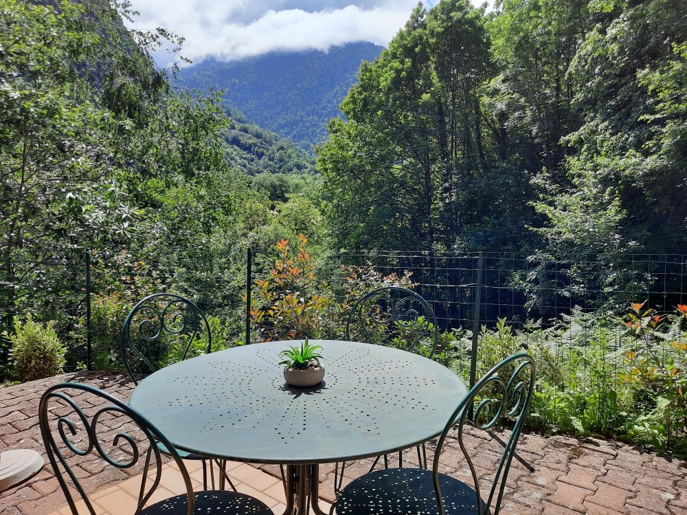 LUCHON, T2 REZ-DE-JARDIN ET JOLIE VUE MONTAGNE
