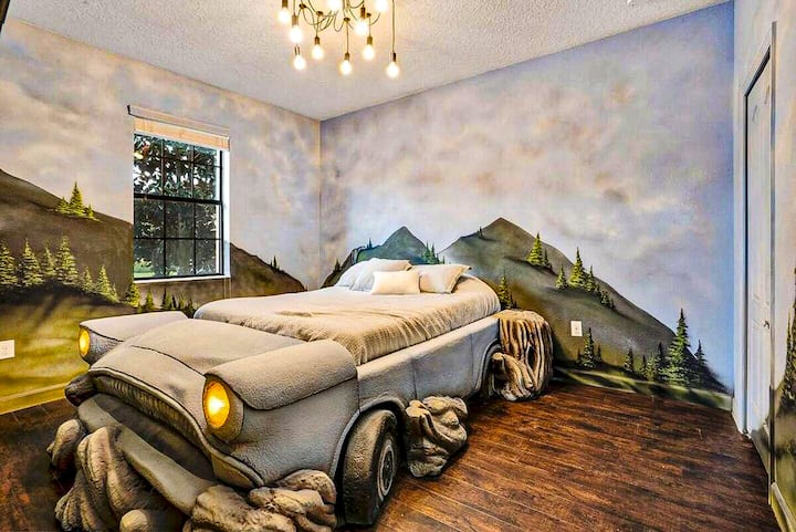 ✨ Cloudy Car: A dreamy flying-car–themed second master suite featuring hand-painted cloud and landscape murals and a custom floating-car bed design.