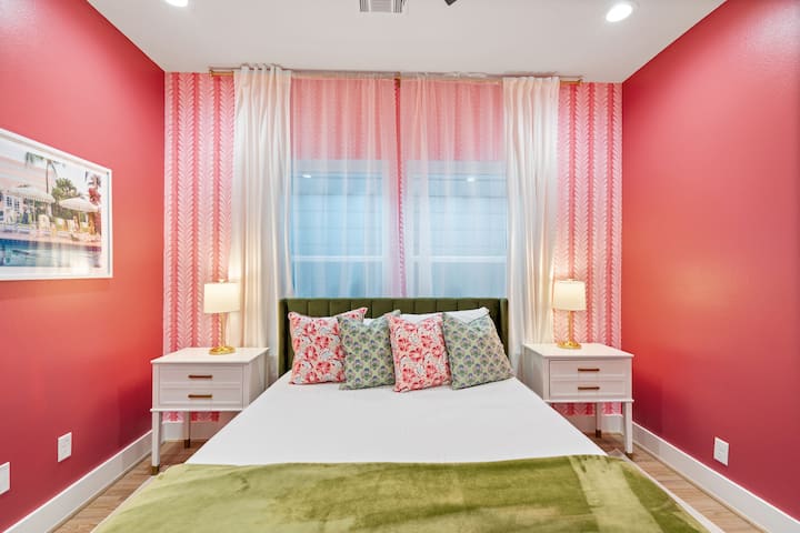 客卧配有舒适的标准双人床、床头柜、吊扇和衣柜