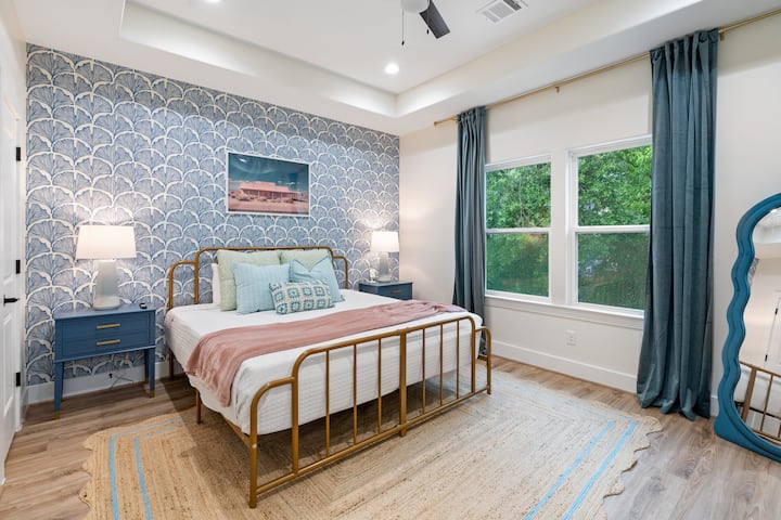 第二间主卧为房客提供标准双人床、套房浴室、步入式衣橱、平板智能电视和顶置风扇