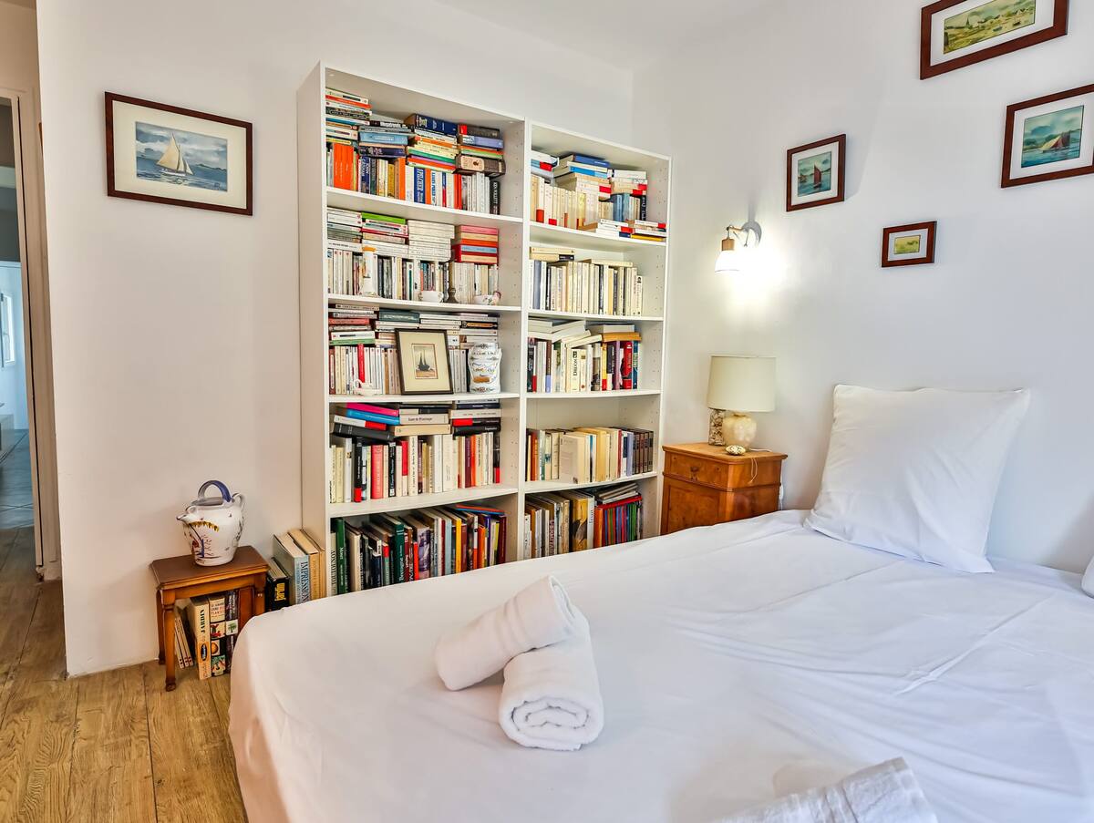 HOOFDWONING Chambre IRIS 
Heeft een eigen badkamer met inloopdouche  
Een bed van 160x200 (één dekbed van 220x240 met twee kussens van 65x65)
Beddengoed is vereist - te huren of mee te nemen -