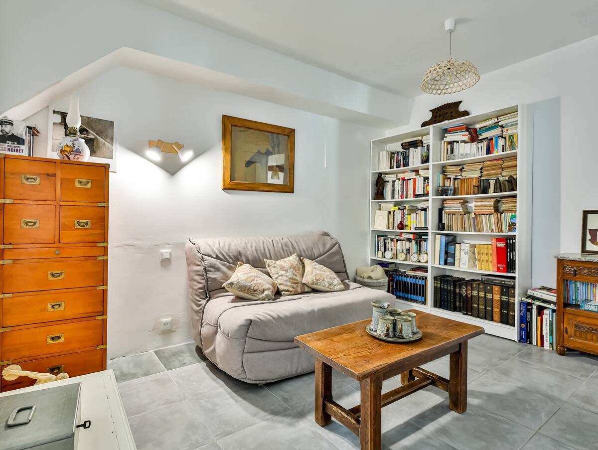 WOONKAMER 2 VAN PRIMAIRE WONING
Slaapkamer/woonkamer met grote tv -
Een 140x200 BZ bed (één 220 x 240 dekbed met twee 65 x 65 kussens)
Beddengoed is vereist - te huren of mee te nemen -