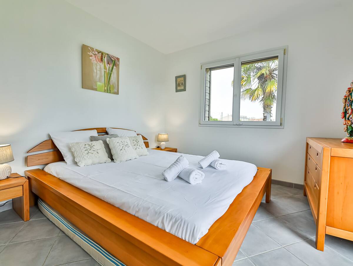 MASTER RESIDENCE Marguerite kamer - Toegang tot het terras -
Een bed van 160x200 (één dekbed van 220x240 met twee kussens van 65x65)
Beddengoed is vereist - te huren of mee te nemen -