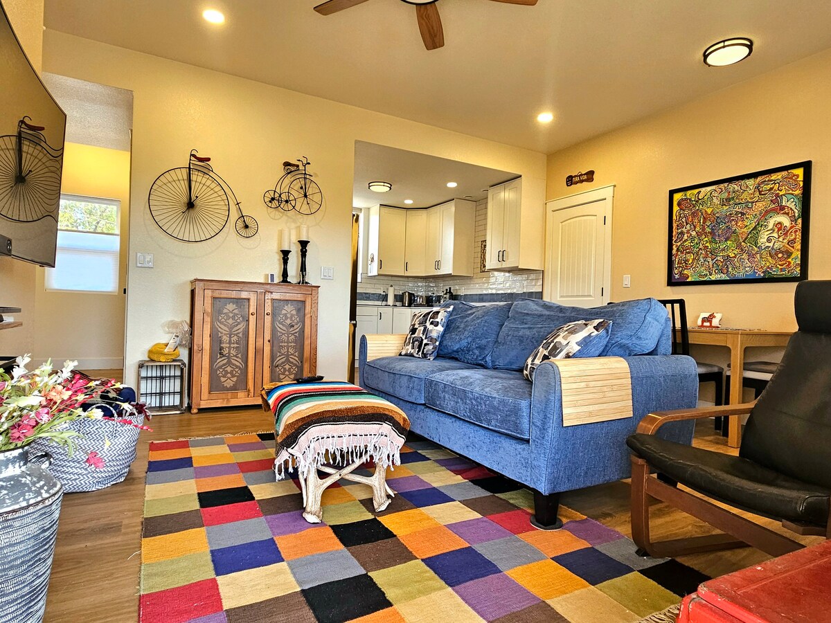 Top performing Airbnb: Stylish Lakewood 2 bed w/ West Facing Balcony in Lakewood