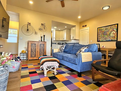 Top performing Airbnb: Stylish Lakewood 2 bed w/ West Facing Balcony in Lakewood