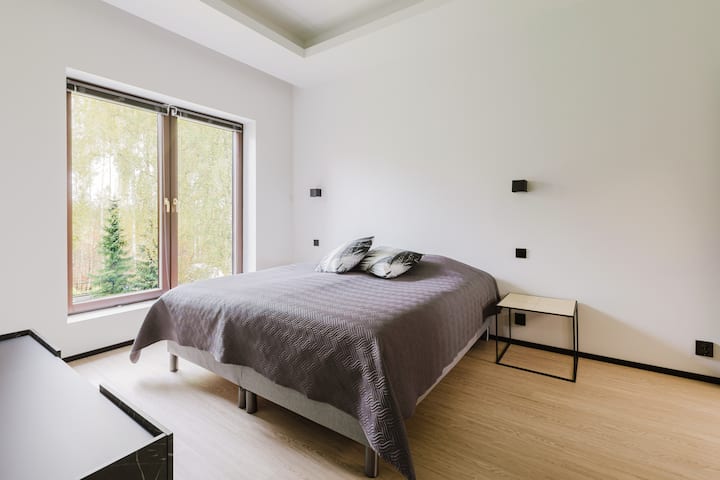 ขณะนี้เตียงมีที่นอนคู่ ตู้มีที่นอนและผ้าปูที่นอนสำรองสองชุดไว้เปลี่ยนหากจำเป็น