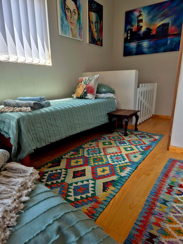 La chambre 1 peut accueillir deux personnes. (Deux lits simples avec un grand espace de rangement.)