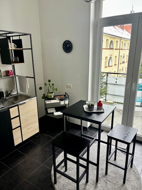 Leistungsstarkes Airbnb: Old-Building Studio with Balcony – Business & City Trip in List