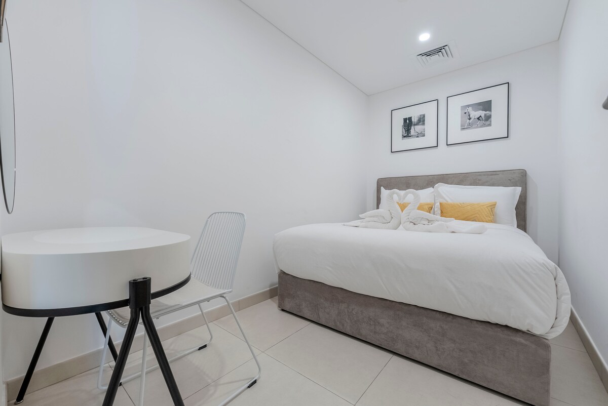 1. spavaća soba: bračni krevet (širine 150 – 179 cm) i radni stol