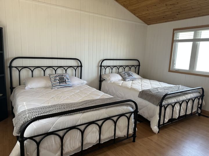 Стая с голямо двойно легло – на горния етаж 