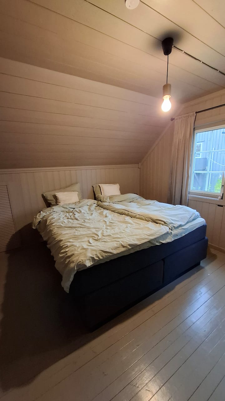 Spálňa s 180 cm posteľou na 2. poschodí. 