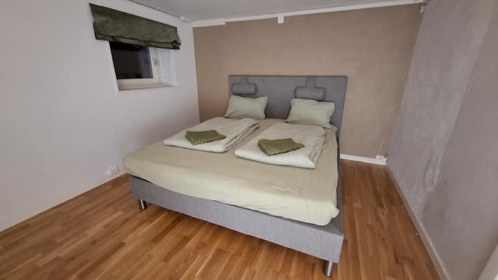 Spálňa so schválenou únikovou cestou v suteréne. 180 cm posteľ s labutí vrchným matracom. Dvere môžu byť zatvorené a pred vstupom do kúpeľne a obývacej izby suterénu je malá chodba. 