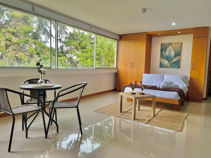 Espacio ideal para descansar y trabajar con comodidad. Combina funcionalidad y estilo moderno, ofrece tranquila e iluminación. Perfecta para disfrutar de una película, compartir una comida o simplemente relajarse después de un día en la ciudad.