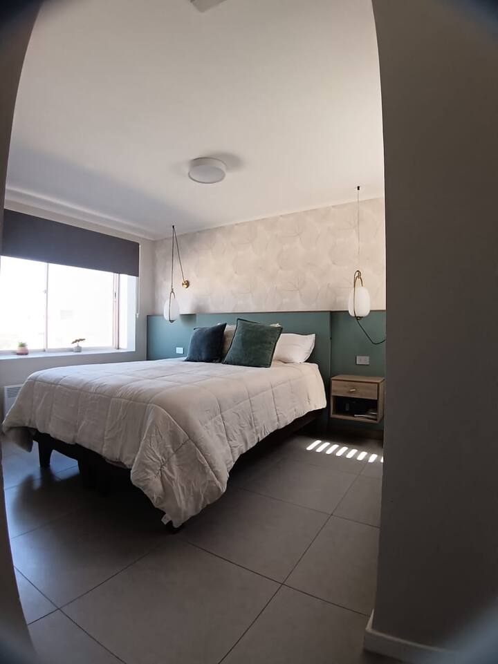 Amplio dormitorio en primer piso con baño privado