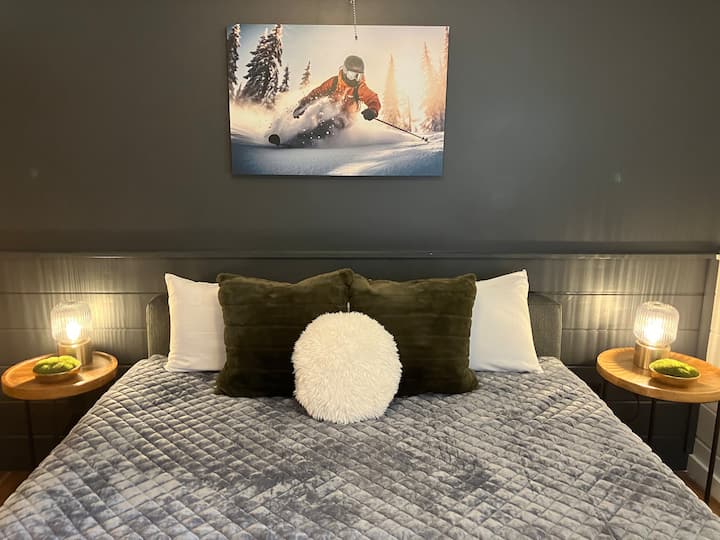 Táto spálňa má posteľ King – Puffy Lux Hybrid 

Spálňa má televízor. 