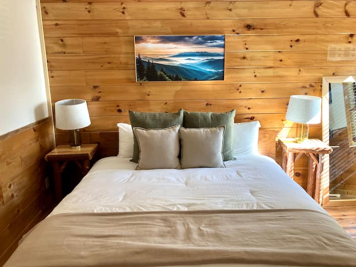 Spálňa má televízor a vyhradený priestor na prácu. 