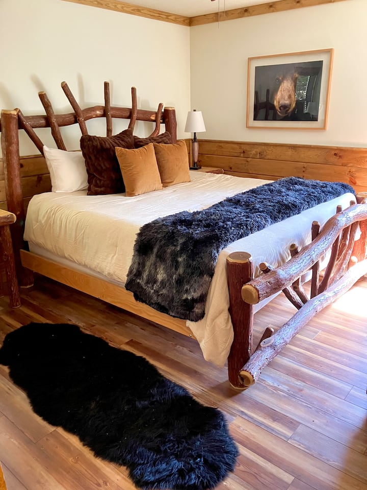 Spálňa má televízor. 