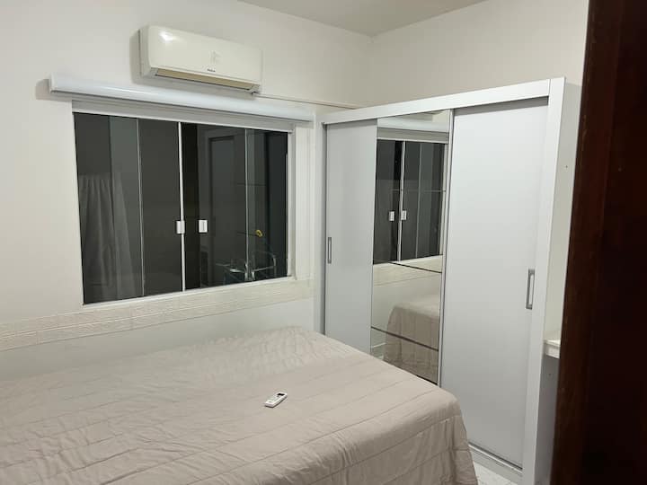 საძინებელში 2 არის სტანდარტული ორსაწოლიანი საწოლი 