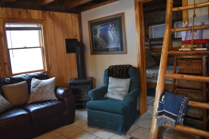 Cozy & Clean Cabin Nestled  In Trees On Deer Lake! - Boyne City, MI