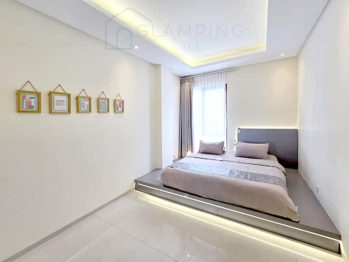 El segundo dormitorio con un concepto de simplicidad con una ventana orientada al norte proporciona aire que siempre es fresco. Un santuario de simplicidad, el segundo dormitorio se mantiene naturalmente fresco durante todo el año, cortesía de su orientación al norte.
