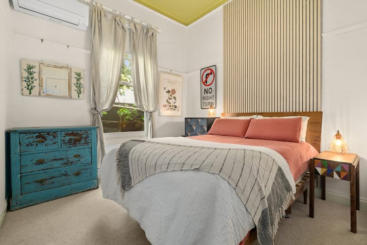 Втората соба е исполнета со природна постелнина и прекрасен жолт таван за дополнителна забава! Има поделен систем за греење/климатизација и многу удобен кревет. 