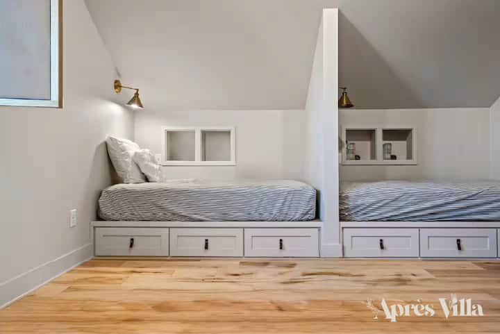 La casa de sidra incluye una habitación con tres camas individuales empotradas. Cada cama tiene su propia luz de lectura y estantería.