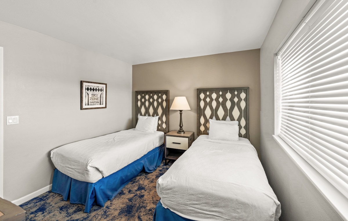 חדר שינה שני: מיטות נפרדות מזמינות לילות מרגיעים אחרי ימים מלאי הרפתקאות!